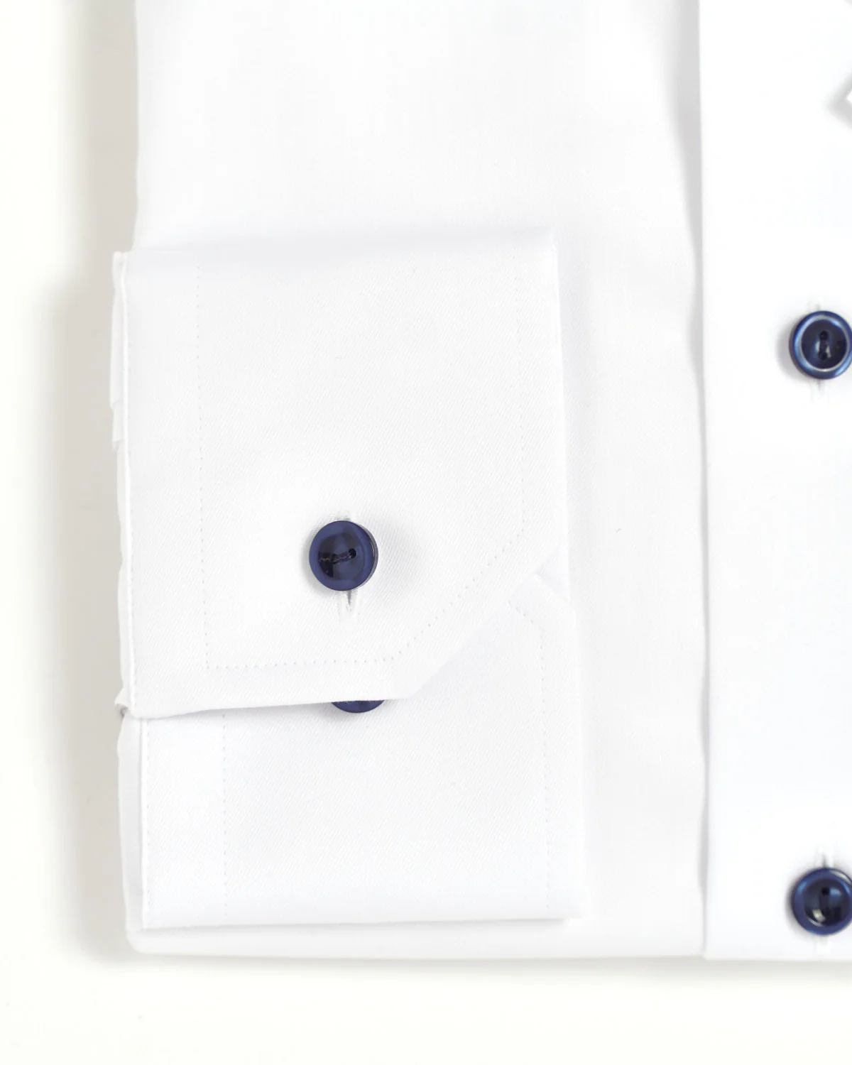 Signature White Twill Contemporary Shirt With Navy Buttons - Image 4